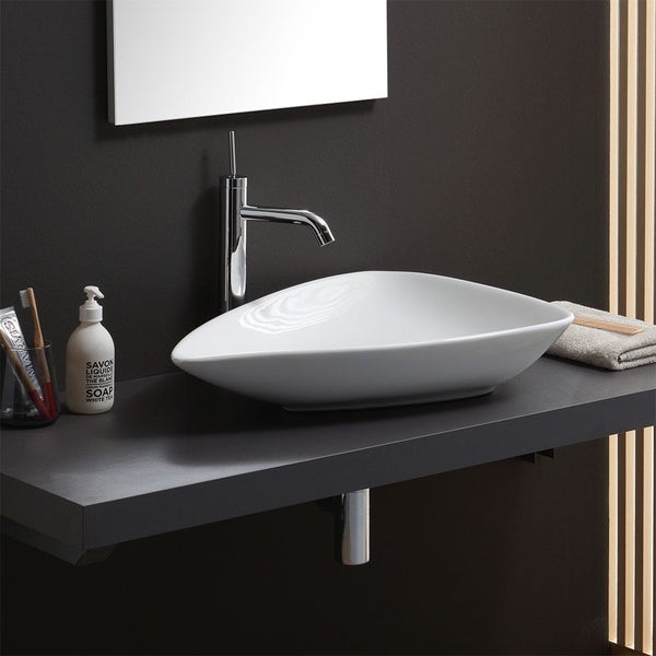 Modernes Badezimmer mit weißem Aufsatzwaschbecken in Tropfenform auf einer dunklen Waschtischplatte mit verchromter Armatur.