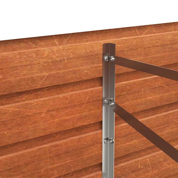 Detail einer Metallverstrebung an einer Holzwand mit Metallleisten und Schrauben.