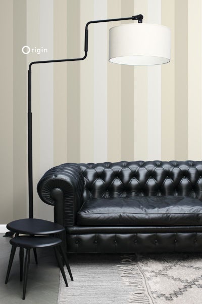 Einrichtungsbeispiel mit Stehlampe, Beistelltischen und Ledersofa