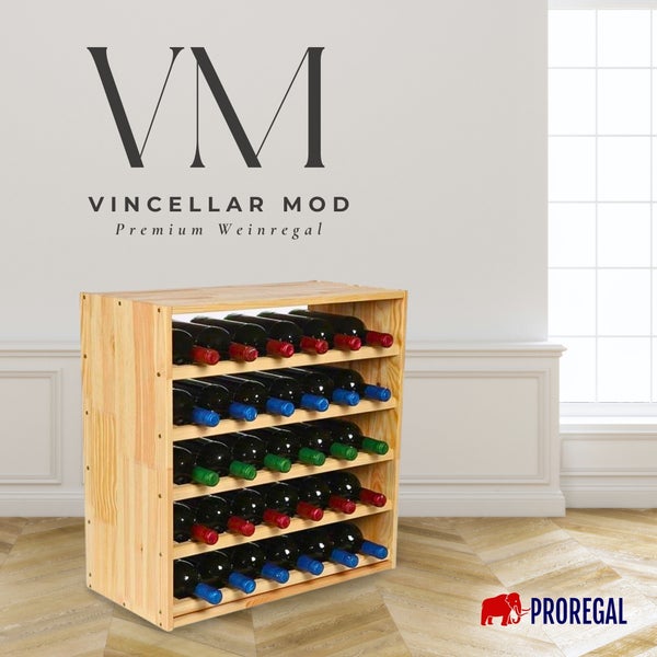 Holzweinregal Vincellar Mod von Proregal mit Weinflaschen in einem hellen, organisierten Raum mit Parkettboden. Vincellar Mod Logo, Proregal Logo.