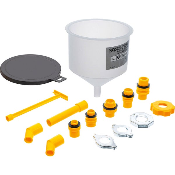 BGS Technic Kühlflüssigkeits Einfülltrichter Set beim Einfüllen von Kühlmittel in einen PKW Motorraum.