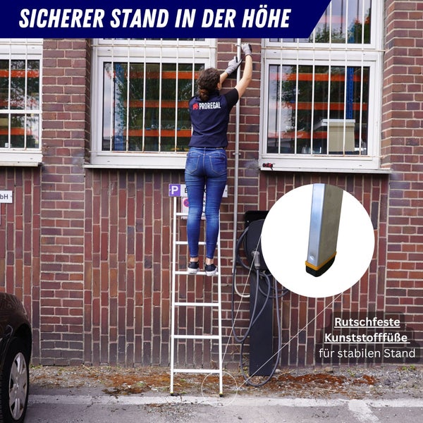 Frau auf Sprossenleiter vor einem Gebäude mit rutschfesten Kunststofffüßen für einen stabilen Stand