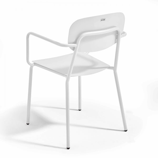 Weißer Gartenstuhl aus Metall mit Armlehnen und Oviala Logo.
