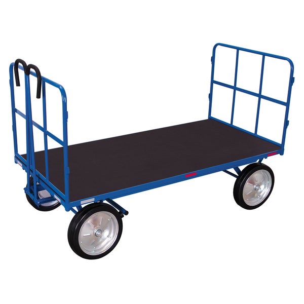 Blauer Plattformwagen aus Metall mit zwei Stirnwänden und vier großen Rädern. Rutschfeste Ladefläche.