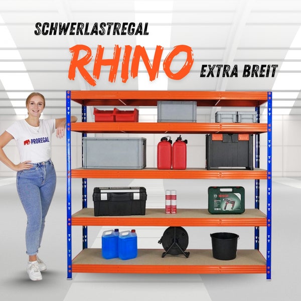 Extra breites Schwerlastregal Rhino von Proregal mit fünf Ebenen, beladen mit Werkzeug und Koffern, neben einer Frau zum Größenvergleich.