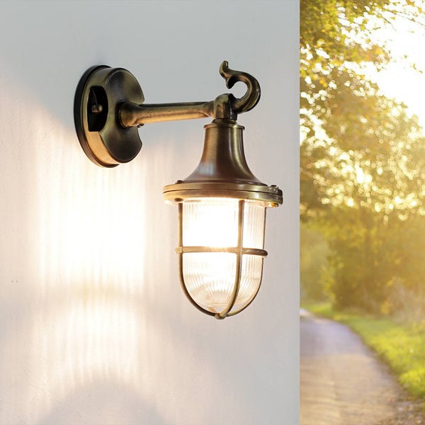 Wandleuchte im maritimen Stil mit transparentem, geriffeltem Glas