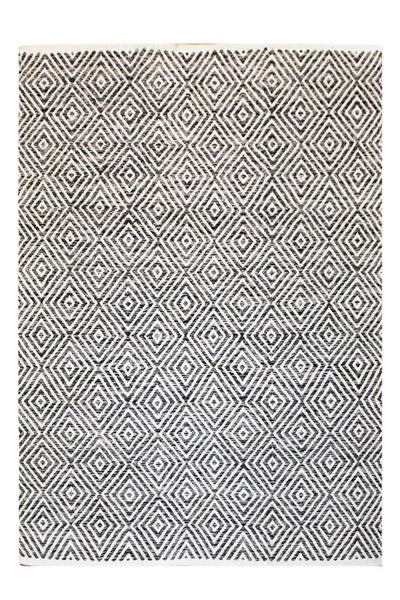 Gewebter Teppich mit durchgehendem geometrischem Rautenmuster.