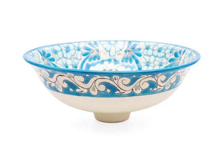 Keramikwaschbecken mit blauem Dekor