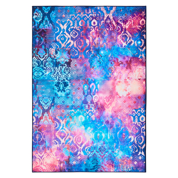 Rechteckiger Teppich mit buntem Patchwork-Muster, orientalischen Ornamenten und Galaxy-Design in Blau, Pink und Violett.