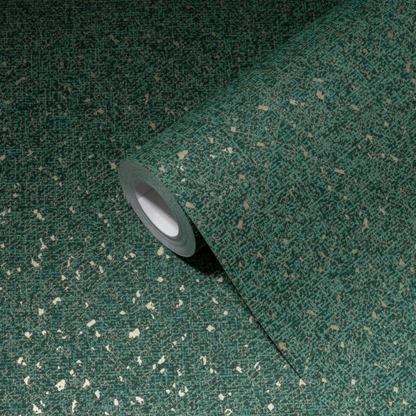 Eine Person verwendet ein Multifunktionswerkzeug auf einer Metalloberfläche.