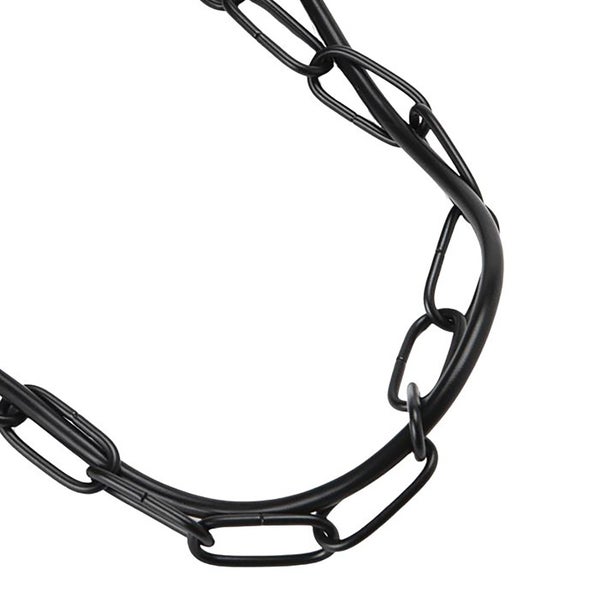 Nahaufnahme einer schwarzen Metallkette mit länglichen Gliedern