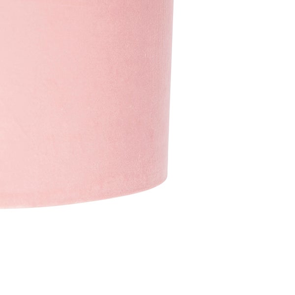 Detailaufnahme eines rosa Lampenschirms mit samtiger Oberfläche.