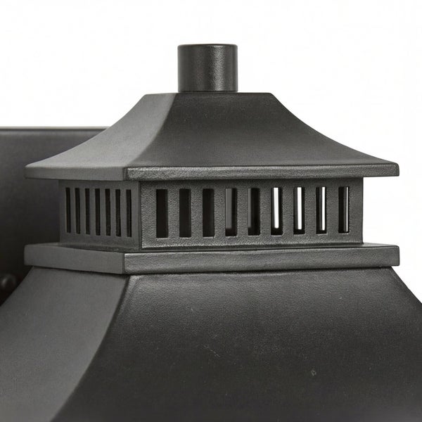 Detailansicht einer schwarzen Außenwandleuchte