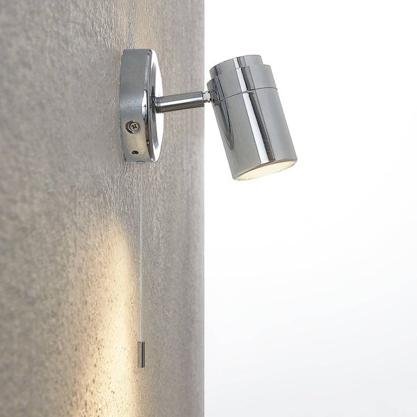 Wandleuchte aus Metall mit Zugschalter