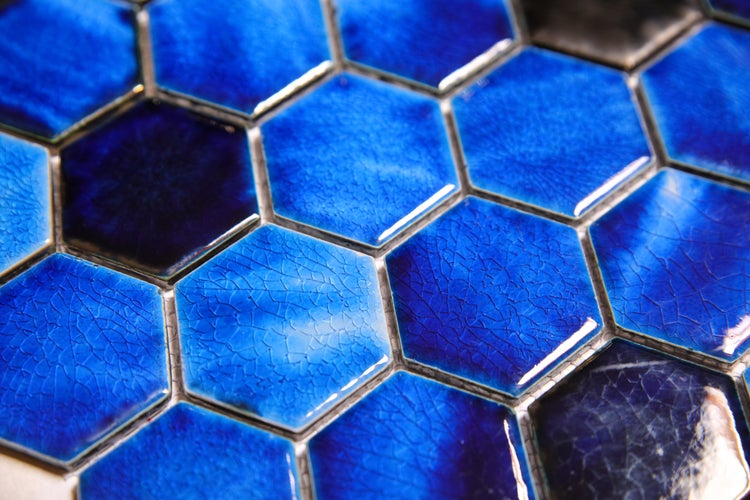 Nahaufnahme von blauen, sechseckigen Fliesen