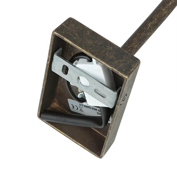 Detailaufnahme einer Deckenleuchte mit E27 Fassung und CE-Kennzeichnung.