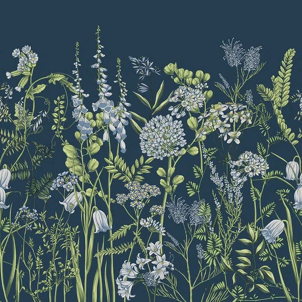 Fototapete mit botanischem Blumenmuster auf dunkelblauem Hintergrund in einem Schlafzimmer mit dunklem Bett.