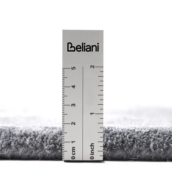 Ein Lineal mit Beliani Logo misst die Florhöhe eines Teppichs in Zentimetern und Zoll.