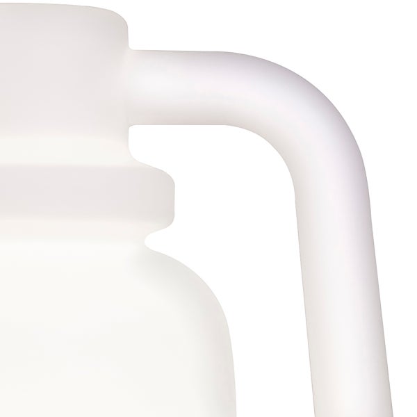 Detailansicht einer weißen Leuchte mit einem geschwungenen Griff und matter Oberfläche.