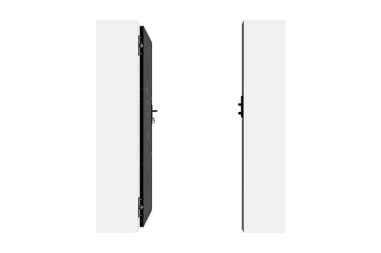 Geöffnete Außentür mit Schloss und Türrahmen