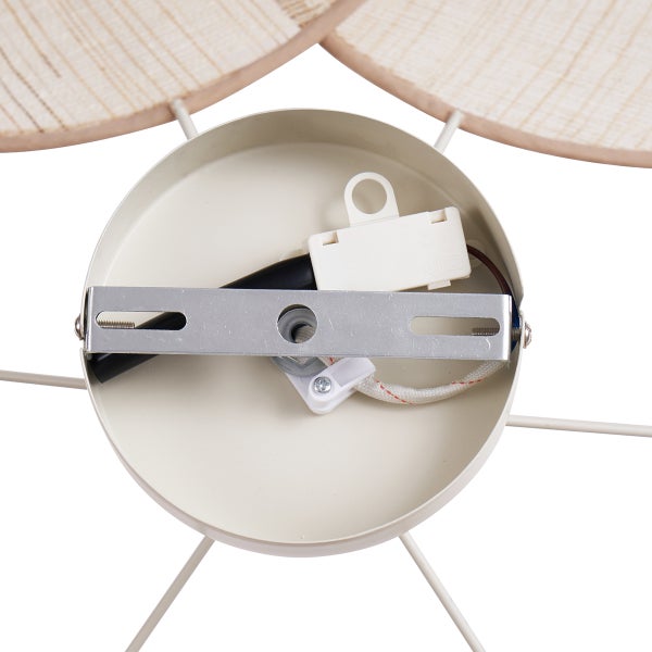 Deckenleuchte Montagehalterung im runden Baldachin mit Metallbügel und elektrischen Anschlüssen.