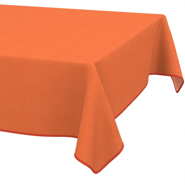 Orangefarbene rechteckige Tischdecke aus strukturiertem Stoff mit eingefasstem Rand.