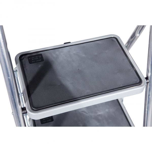 Trittfläche einer Trittleiter aus Aluminium