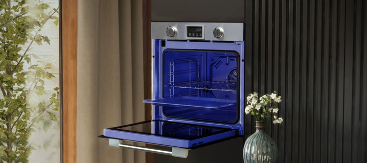 Einbau-Backofen mit Edelstahl-Bedienblende, Digitalanzeige und Drehreglern. Die Backofentür ist geöffnet und zeigt den Innenraum mit Einschüben.