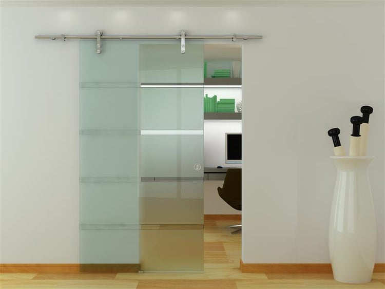 Schiebetür aus Glas mit satinierten Querstreifen und Edelstahl-Laufschiene in einem hellen, modern eingerichteten Raum.