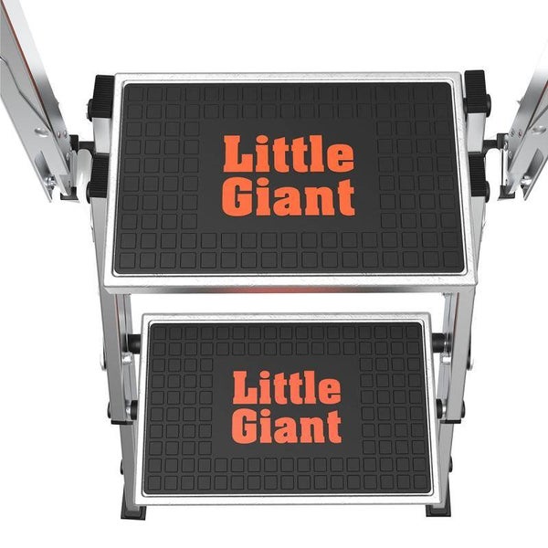 Trittstufen einer Little Giant Leiter aus Aluminium mit rutschfesten Oberflächen und Little Giant Logo.