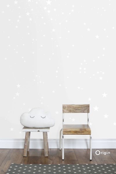 Zimmerdekoration mit Wolkenkissen, Kinderstuhl und Sternenmuster auf der Wand