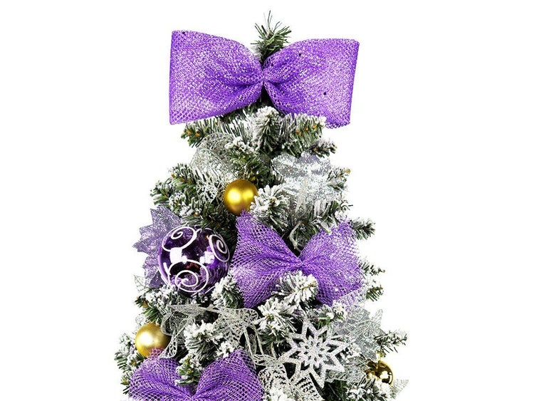 Weihnachtsbaum mit künstlichem Schnee, geschmückt mit Kugeln, Schleifen und Sternen für festliche Dekoration.
