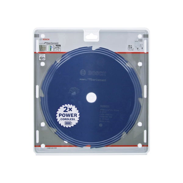 Ein Mann bedient eine Spülpumpe von Virax, die zum Reinigen von Heizungsanlagen verwendet wird.