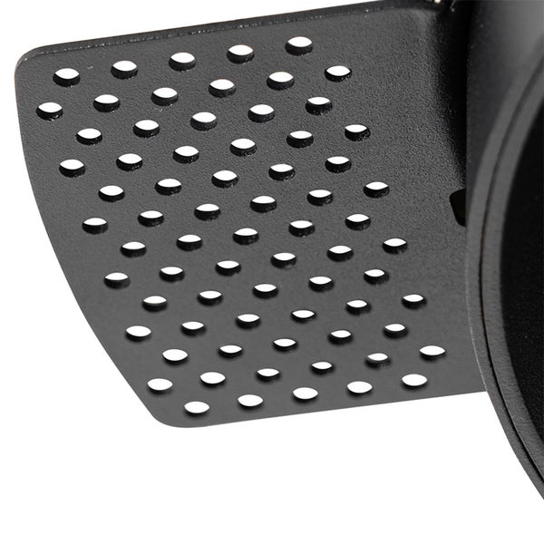 Detailansicht einer perforierten Metallplatte mit runden Löchern.