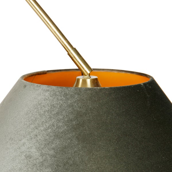 Detailansicht einer Lampe mit dunkelgrauem Lampenschirm, goldfarbener Innenseite und einem verstellbaren Metallarm aus Messing.