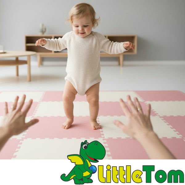 Baby steht auf einer weichen Schaumstoffmatte mit Schachbrettmuster in einem hellen, organisierten Zimmer. LittleTom Logo.