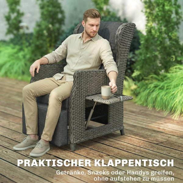 Mann sitzt in grauem Polyrattan-Garten-Relaxsessel mit integriertem ausklappbarem Seitentisch auf einer Holzterrasse.