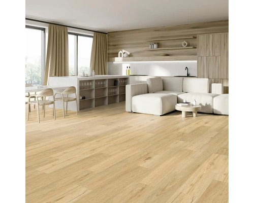 Heller Holzboden in einem Wohnzimmer mit Sofa und Küche.