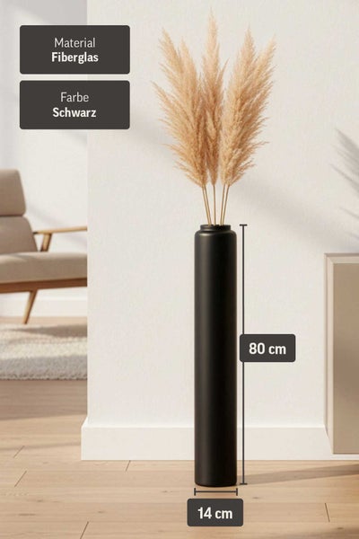 Schwarze Bodenvase aus Fiberglas, 80 Zentimeter hoch, 14 Zentimeter Durchmesser, mit Pampasgras in einem hellen, modern eingerichteten Raum.