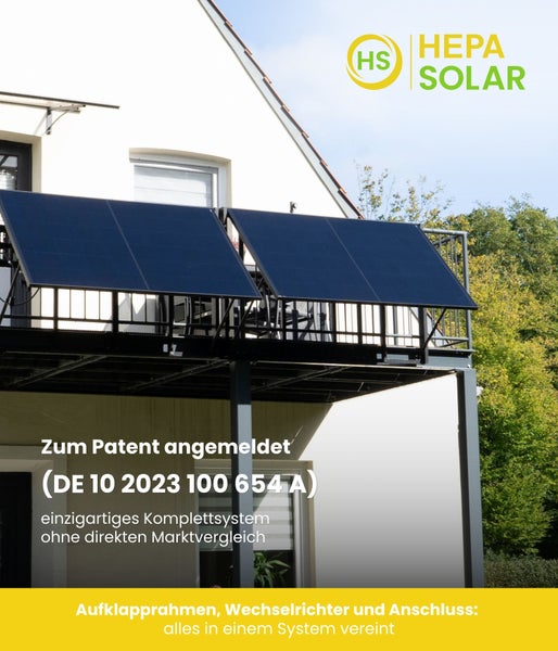 Balkonkraftwerk mit zwei Solarmodulen an einem klappbaren Montagesystem montiert am Balkongeländer eines Wohnhauses mit Logo Hepa Solar.