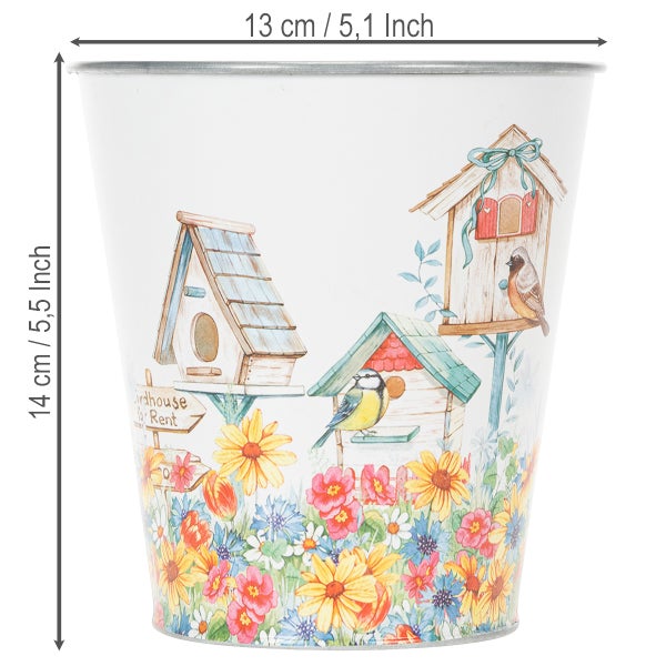 Weißer Metall-Blumentopf mit Vogelhaus- und Blumen-Motiv, Höhe 14 Zentimeter, Durchmesser 13 Zentimeter.