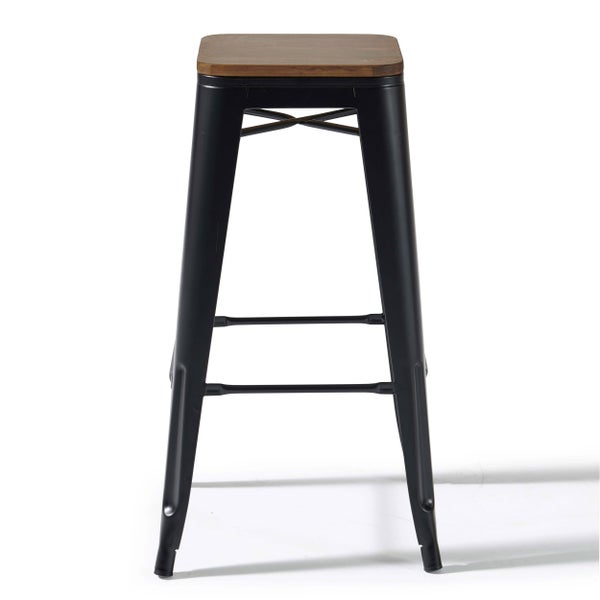 Barhocker aus Metall mit einer Sitzfläche aus Holz im industriellen Design.