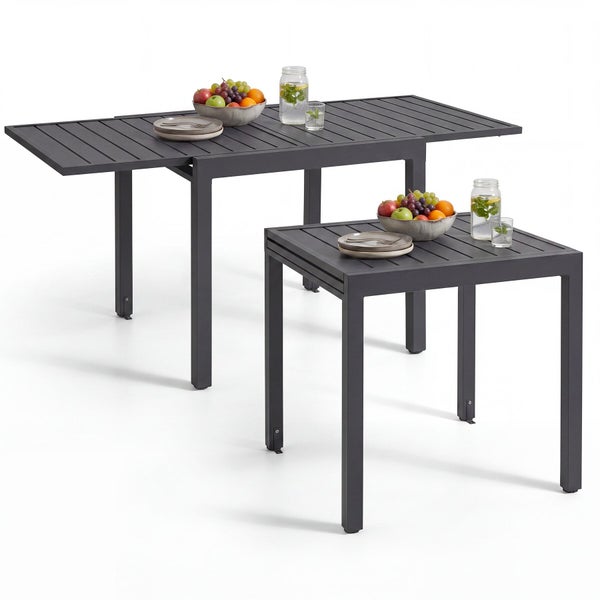 Ausziehbarer Gartentisch und quadratischer Beistelltisch aus Aluminium mit Lattenoberfläche in Anthrazit.