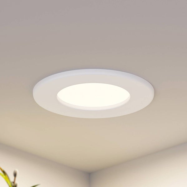 Runde weiße LED-Deckenleuchte, flach an der Decke montiert und eingeschaltet.