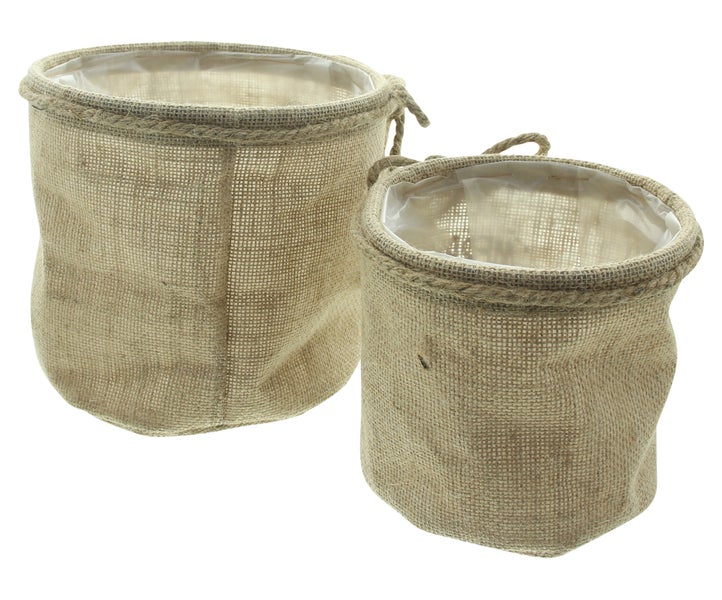 Zwei Jute-Übertöpfe für Pflanzen