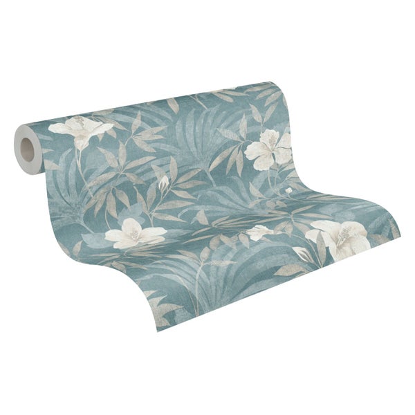 Szene mit verschiedenen gerollten und gefalteten Handtüchern und Badematten in unterschiedlichen Farben neben einer Badewanne und einem Korb.