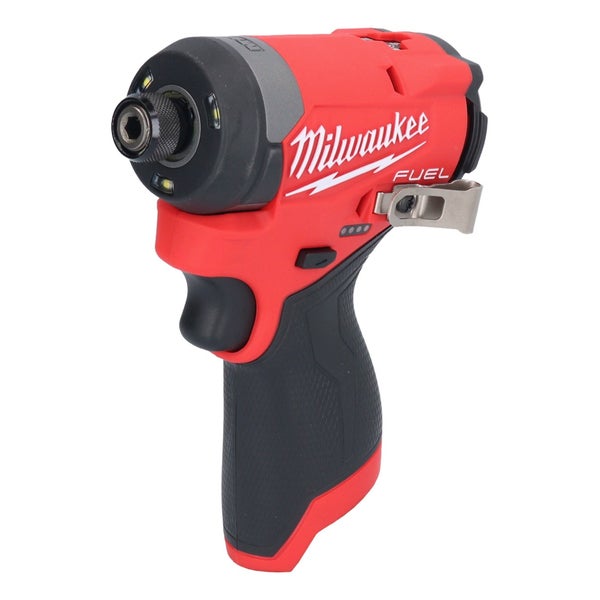Milwaukee Akku-Schlagschrauber M12 FUEL mit Sechskant-Bitaufnahme, ergonomischem Griff, integrierter LED-Beleuchtung und Gürtelclip.