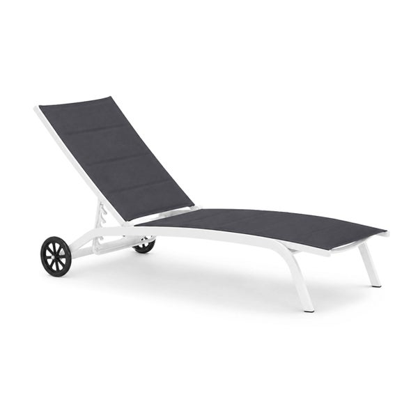 Gartenliege mit Rollen, verstellbarer Rückenlehne, Aluminium-Gestell und Textil-Bespannung in Weiß und Anthrazit.