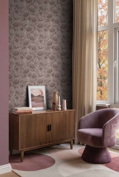 Wohnzimmer mit gemusterter Vliestapete, Sofa mit Chaiselongue, Couchtisch und dekorativen Wohnaccessoires in modernem Einrichtungsstil.