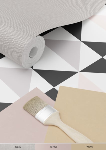 Tapetenrolle mit geometrischem Muster, Farbfelder und Pinsel